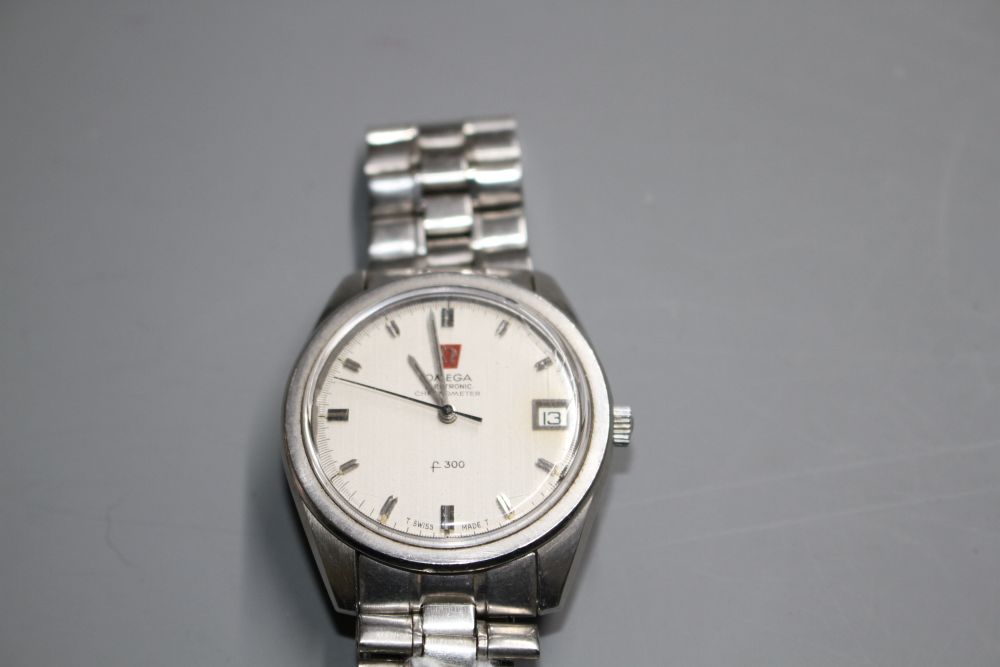 A gentlemans stainless steel Omega Electronic f300 chronometer wrist watch, on Omega bracelet.